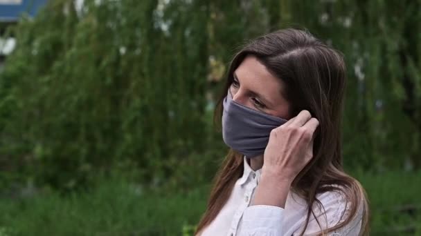 Medizinische Maske Schutz Gegen Coronavirus Ende Der Pandemie Porträt Einer — Stockvideo