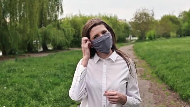 Maschera Medica Protezione Contro Coronavirus Fine Della Pandemia Ritratto Donna — Video Stock