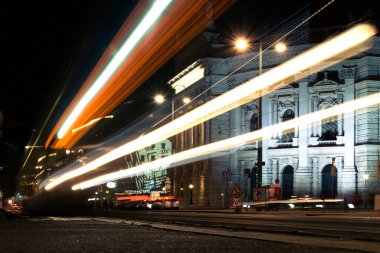 Vienna, AUSTRIA 27 Ağustos 2019. Viyana gecesinde araçların ışıklarının izleri var.