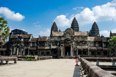 ANGKOR, CAMBDIA - 09 ARALIK 2016. Angkor Wat 'ın inanılmaz manzarası Kamboçya' daki tapınak kompleksi ve dünyanın en büyük dini anıtıdır..
