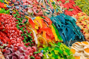 Tezgahta renkli oryantal tatlılar