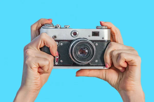 Macchina Fotografica Retrò Mani Femminili Primo Piano Sfondo Blu Donna — Foto Stock