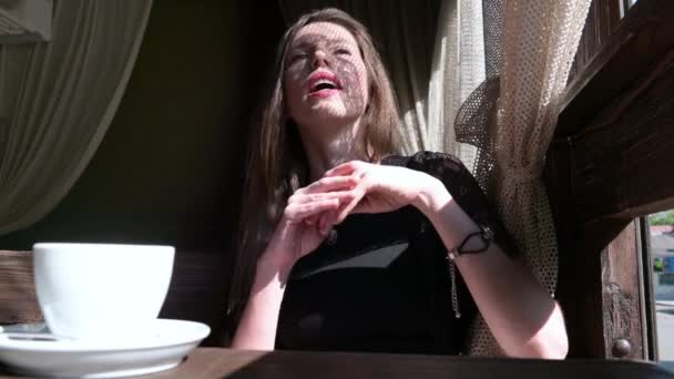 Junge Frau Plaudert Mit Freundin Café Kaffee Trinken Geselligkeit Genießen — Stockvideo