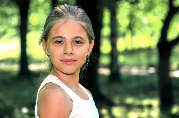 Retrato Uma Adolescente Num Parque Bela Menina Adolescente Sorridente Blusa — Fotografia de Stock