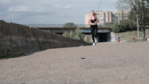 Jeune Femme Attachant Dentelle Chaussure Tout Faisant Jogging Gros Plan — Video