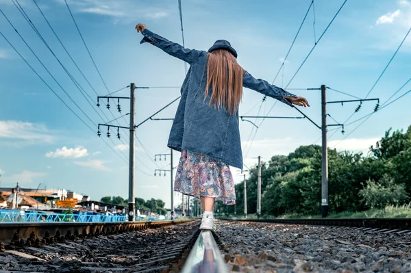 Teen Mädchen Geht Mit Der Bahn Mädchen Läuft Über Die — Stockfoto