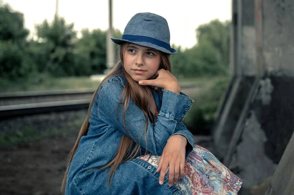 Retrato Una Hermosa Chica Sombrero Azul Lado Del Ferrocarril — Foto de Stock