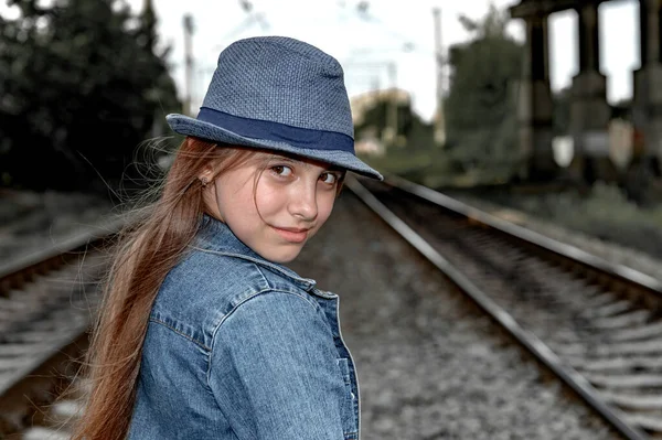 Retrato Una Hermosa Chica Sombrero Azul Lado Del Ferrocarril — Foto de Stock