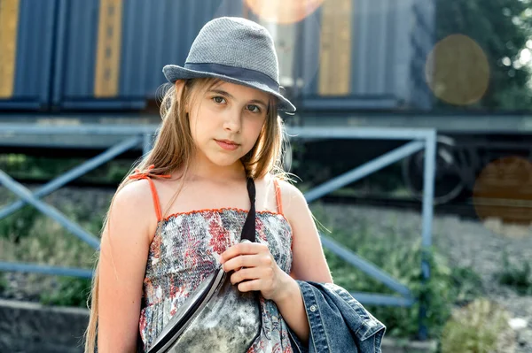 Retrato Uma Menina Bonita Chapéu Azul Lado Ferrovia — Fotografia de Stock