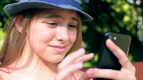 Dívka Teenager Mluví Videotelefonu Zatímco Sedí Lavičce Krásná Dívka Video — Stock video