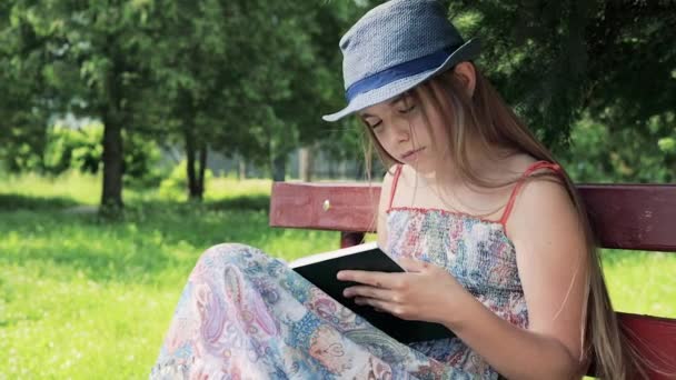 Самотня Дівчина Підліток Читає Книгу Сидячи Лавці Красива Дівчина Книгою — стокове відео