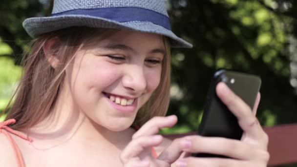 Adolescente Écrit Message Téléphone Rit Une Femme Souriante Riante Amour — Video