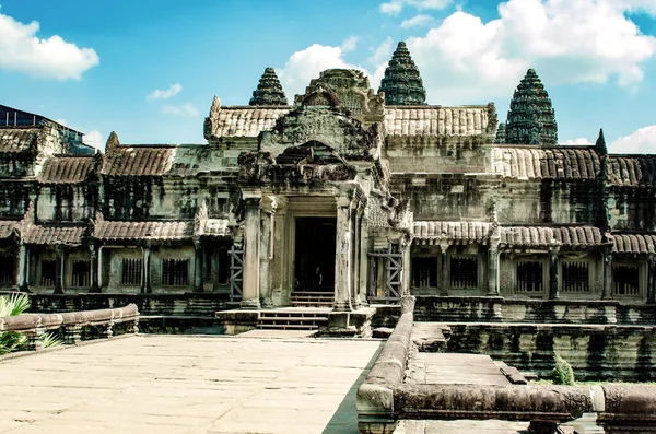 SIEM-REAP, CAMBODIA 10 ARALIK 2016. Angkor Kompleksinin Kamboçya Tapınakları yıkıldı. Kamboçya seyahati konsepti. Khmer tapınağının bir parçası.