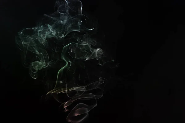 Siyah arka plandaki güzel renkli duman. Vape dumanından arka plan