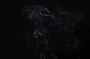 Siyah arka planda güzel bir duman soyutlaması. Vape dumanından arka plan