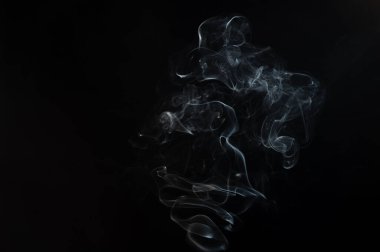 Siyah arka planda güzel bir duman soyutlaması. Vape dumanından arka plan