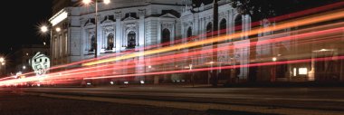Vienna, AUSTRIA 27 Ağustos 2019. Viyana gecesinde araçların ışıklarının izleri var.