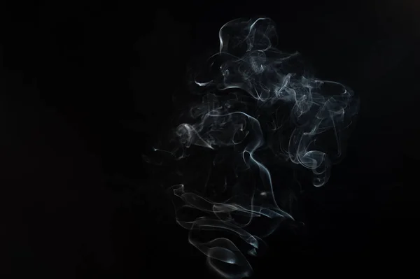 Siyah arka planda güzel bir duman soyutlaması. Vape dumanından arka plan