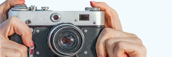 Mulher Mãos Segurando Câmera Retro Isolado Fundo Vermelho — Fotografia de Stock