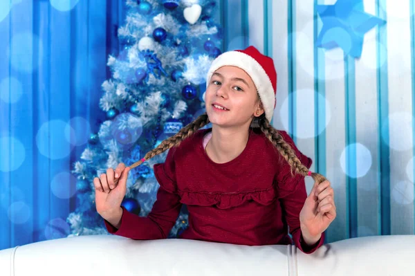 Una Chica Con Sombrero Santa Claus Linda Ayudante Santa Bonita — Foto de Stock