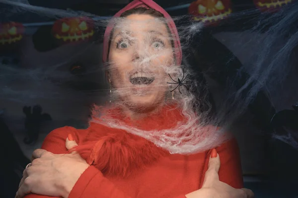 Mujer Asustada Mirando Través Telaraña Concepto Celebración Helloween — Foto de Stock