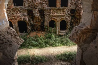 Eski bir kalenin kalıntıları. Harabe kale.