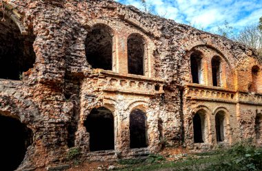 Eski bir kalenin kalıntıları. Harabe kale.