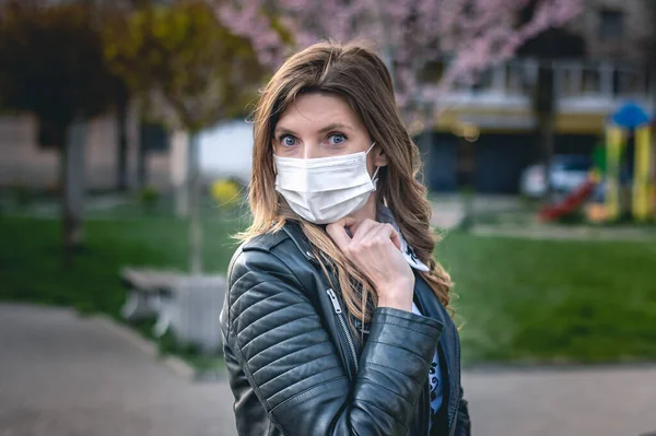 Maskeli Genç Bir Kadının Portresi Koronavirüsün Ikinci Dalgası Salgın Hastalık — Stok fotoğraf