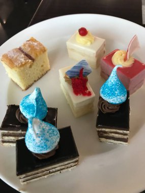 Çay için çok renkli mini kekler.