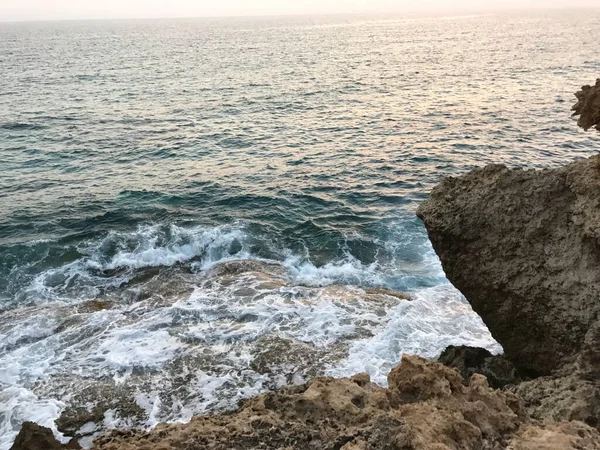 Das Meer Vor Der Küste Der Insel Zypern Bei Sonnenuntergang — Stockfoto