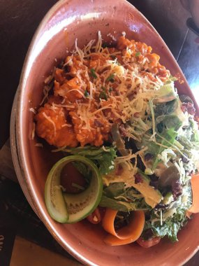 Et ve sebzelerden lezzetli ve güzel yemekler.