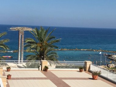 Kıbrıs adasındaki otel penceresinden deniz manzarası 