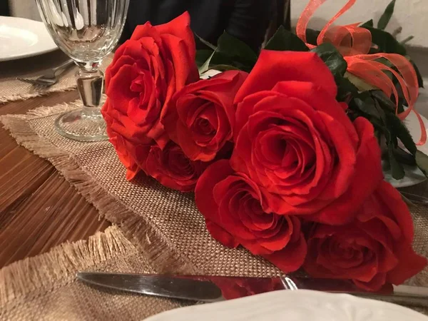 桌上的红玫瑰 — 图库照片