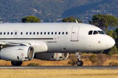 Adelaide, Avustralya - 7 Ocak 2013: Skytraders Airbus A319-132 uçağı Adelaide Havaalanı 'nda VH-VCJ.