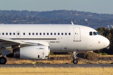 Adelaide, Avustralya - 7 Ocak 2013: Skytraders Airbus A319-132 uçağı Adelaide Havaalanı 'nda VH-VCJ.