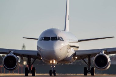 Adelaide, Avustralya - 7 Ocak 2013: Skytraders Airbus A319-132 uçağı Adelaide Havaalanı 'nda VH-VCJ.