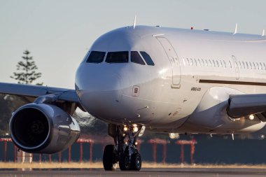 Adelaide, Avustralya - 7 Ocak 2013: Skytraders Airbus A319-132 uçağı Adelaide Havaalanı 'nda VH-VCJ.