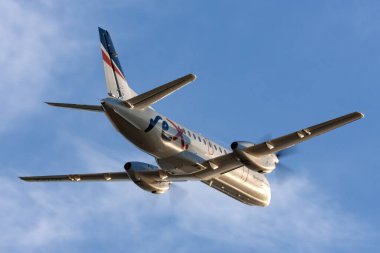 Adelaide, Avustralya - 4 Ocak 2013: REX (Regional Express Airlines) Saab 340 çift motorlu bölgesel banliyö uçağı Adelaide Havalimanı 'ndan kalkıyor.