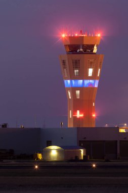 Adelaide, Avustralya - 4 Ocak 2013: Adelaide Havalimanı Hava Trafik Kontrol Kulesi.