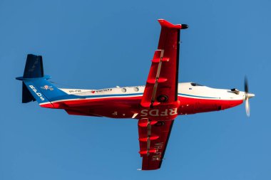 Adelaide, Avustralya - 5 Ocak 2013: Avustralya Kraliyet Uçuş Doktorları Servisi Pilatus PC-12 tek motorlu hava ambulansı Adelaide Havalimanı 'ndan kalkıyor.