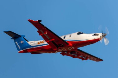 Adelaide, Avustralya - 7 Ocak 2013: Avustralya Kraliyet Uçuş Doktorları Servisi Pilatus PC-12 Adelaide Havalimanı 'ndan kalkan tek motorlu hava ambulansı.