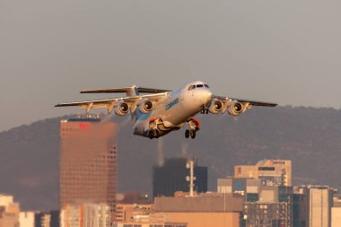 Adelaide, Avustralya - 7 Ocak 2013: Cobham Havacılık British Aerospace 146-300 VH-NJZ uçağı Adelaide Havalimanı 'ndan havalanıyor.