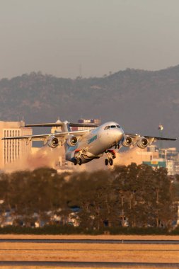 Adelaide, Avustralya - 7 Ocak 2013: Cobham Havacılık British Aerospace 146-300 VH-NJZ uçağı Adelaide Havalimanı 'ndan havalanıyor.