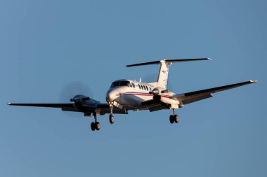 Adelaide, Avustralya - 10 Haziran 2013: Avustralya Kraliyet Uçan Doktorlar Servisi Beechcraft Super King 200 çift motorlu turboprop uçağı Adelaide Havalimanı 'na inmek üzere..
