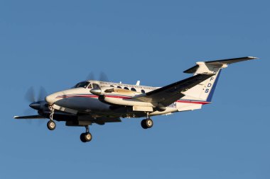 Adelaide, Avustralya - 10 Haziran 2013: Avustralya Kraliyet Uçan Doktorlar Servisi Beechcraft Super King 200 çift motorlu turboprop uçağı Adelaide Havalimanı 'na inmek üzere..