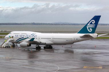 Auckland, Yeni Zelanda - 26 Nisan 2011: Air New Zealand Boeing 747-419 ZK-NBT Auckland Uluslararası Havalimanı pistinde. 