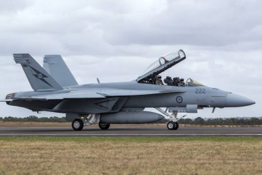 Avalon, Avustralya - 28 Şubat 2013: Royal Australian Air Force (RAAF) Boeing F / A-18F Super Hornet multitirole savaş uçağı A44-222 Queensland, RAAF Amberley 'de.