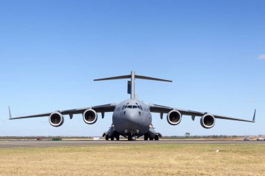 Avalon, Avustralya - 25 Şubat 2013: Birleşik Devletler Hava Kuvvetleri (USAF) Boeing C-17A Globemaster III askeri nakliye uçağı 05-5153, 535. Hava Nakliye Filosu, Hickam Hava Üssü merkezli 15..
