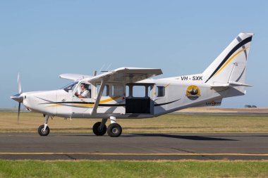 Avalon, Victoria, Avustralya - 3 Mart 2013: Gippsland Havacılık GA8 Airvan (VH-SXK) tek motorlu araç paraşüt operasyonları için kullanılıyor. 