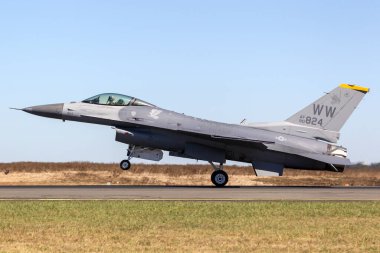 Avalon, Avustralya - 3 Mart 2013: Birleşik Staes Hava Kuvvetleri (USAF) Lockheed F-16CJ Savaş Şahini 14. avcı filosundan 90-0824, Misawa Hava Üssü, Japonya 35..